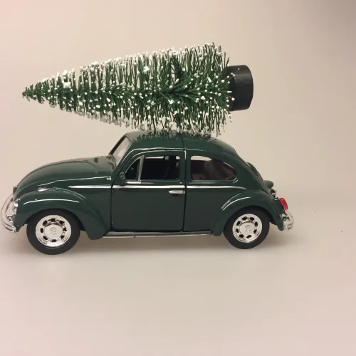 VW Folkevogn bobbel classic med juletræ på taget - Grøn, vw, volkswagen, julebil, bil med grantræ, bil med juletræ, folkevogn med træ, folkevogn med juletræ, folkevogn med grantræ, driving home for christmas, driving home for xmas, julepynt, dekoration, stilleben, julebord, julen 2019, med granatræ på taget, bobbel, boble, bobble, nedgroet negl, asfalt bobbel, biti, ribe