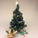 Miniature julekugler - glaskugler med ophæng, julekugle, glaskugle, dukkehus, Miniature julepynt æske med julekugler, julepynt, glaskugler, æske, æske med julekugler, æske med glaskugler, glaskugler, dukkehus, dukkehusting, ting til, dukkehuset, miniaturer, nisserne, nissedør, nissebo, nissehus, julepynt, snelandskab, pynt, sætterkasse, sættekasseting, sætterkasseting, nisseting, nissetilbehør, biti, ribe