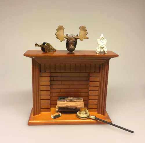 Miniature kamin valnød, miniature, miniaturer, dukkehus, dukkehusting, dukkehustilbehør, ting til dukkehuset, 1:12, kamin, kaminhylde, op på kaminhylden, og glimmer på, hella joof, pejs, åben pejs, ildsted, kakkelovn, brændeovn, nissebo, nissedør, santa, chimney, chimny, nissetilbehør, nisseting, ting til nisser, jagthytte, trofæ, elg, elsdyr