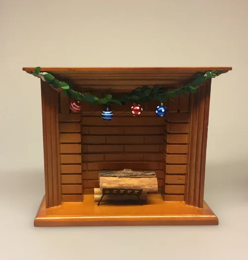 Miniature kamin valnød, træ, miniature, miniaturer, dukkehus, dukkehusting, dukkehustilbehør, ting til dukkehuset, 1:12, kamin, kaminhylde, op på kaminhylden, og glimmer på, hella joof, pejs, åben pejs, ildsted, kakkelovn, brændeovn, nissebo, nissedør, santa, chimney, chimny, nissetilbehør, nisseting, ting til nisser, Miniature julekugler - glaskugler med ophæng i flere farver