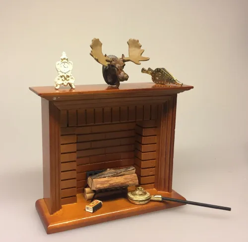 Miniature kamin valnød, miniature, miniaturer, dukkehus, dukkehusting, dukkehustilbehør, ting til dukkehuset, 1:12, kamin, kaminhylde, op på kaminhylden, og glimmer på, hella joof, pejs, åben pejs, ildsted, kakkelovn, brændeovn, nissebo, nissedør, santa, chimney, chimny, nissetilbehør, nisseting, ting til nisser, jagthytte, trofæ, elg, elsdyr