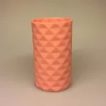 Trine Rytter porcelæn Foldemønster vase lys koral, Trine Rytter porcelæn Foldemønster lys koral, fyrfadsstage, fyrfadslys, stage, lysestage, lys i mørket, keramik, made in denmark, dansk, keramiker, grafisk, mat, laks, koralfarvet, orange, biti, ribe