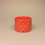 Trine Rytter porcelæn Foldemønster koral ,Trine Rytter porcelæn Foldemønster lys koral, fyrfadsstage, fyrfadslys, stage, lysestage, lys i mørket, keramik, made in denmark, dansk, keramiker, grafisk, mat, laks, koralfarvet, orange, biti, ribe