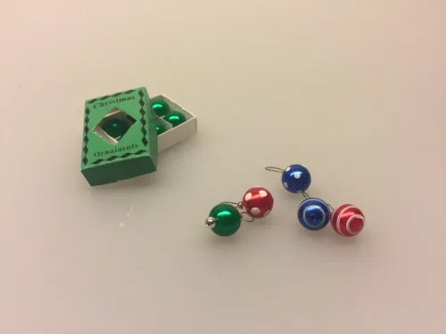 Miniature julekugler - glaskugler med ophæng i flere farver, Miniature julepynt æske med julekugler, julepynt, glaskugler, æske, æske med julekugler, æske med glaskugler, glaskugler, dukkehus, dukkehusting, ting til, dukkehuset, miniaturer, nisserne, nissedør, nissebo, nissehus, julepynt, snelandskab, pynt, sætterkasse, sættekasseting, sætterkasseting, nisseting, nissetilbehør, biti, ribe