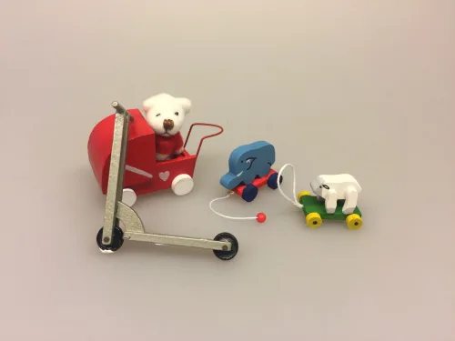 Miniature bamse hvid, mini, micro, lillebitte, bamse, plyds, plydsbamse, plydsbjørn, teddy, teddybjørn, krammebamse, dukkehus, dukkehuset, sætterkasse, sættekasseting, sættekasse, sættekassen, amagerhydlen, nisserne, nissehus, nissebo, nissedør, småt, biti, ribe, 1:12, Miniature Løbehjul, Miniature Trækdyr elefant