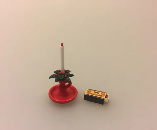 Miniature julepyntet lysestage, kammerstage, stage, julelys, julelysestage, julestage, Miniature Tændstikæske, dukkehus, dukkehusting, ting til dukkethuset, miniature, miniaturer, sættekasse, sætterkasse, sættekasseting, nisseting, nissetilbehør, mini, småt, 1:12, jul, nissehuset, nissedør, til nisserne, biti,ribe