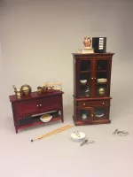 Miniature - hos Sygeplejersken, krykke, stetoskop, mikroskop, piller, pilleglas, lægen, læge, konsultation, sygepleje, sygeplejerske, medicin, praksis, kanyle, desinfektion, miniaturer, dukkehus, mini, skala 1:12, biti, ribe