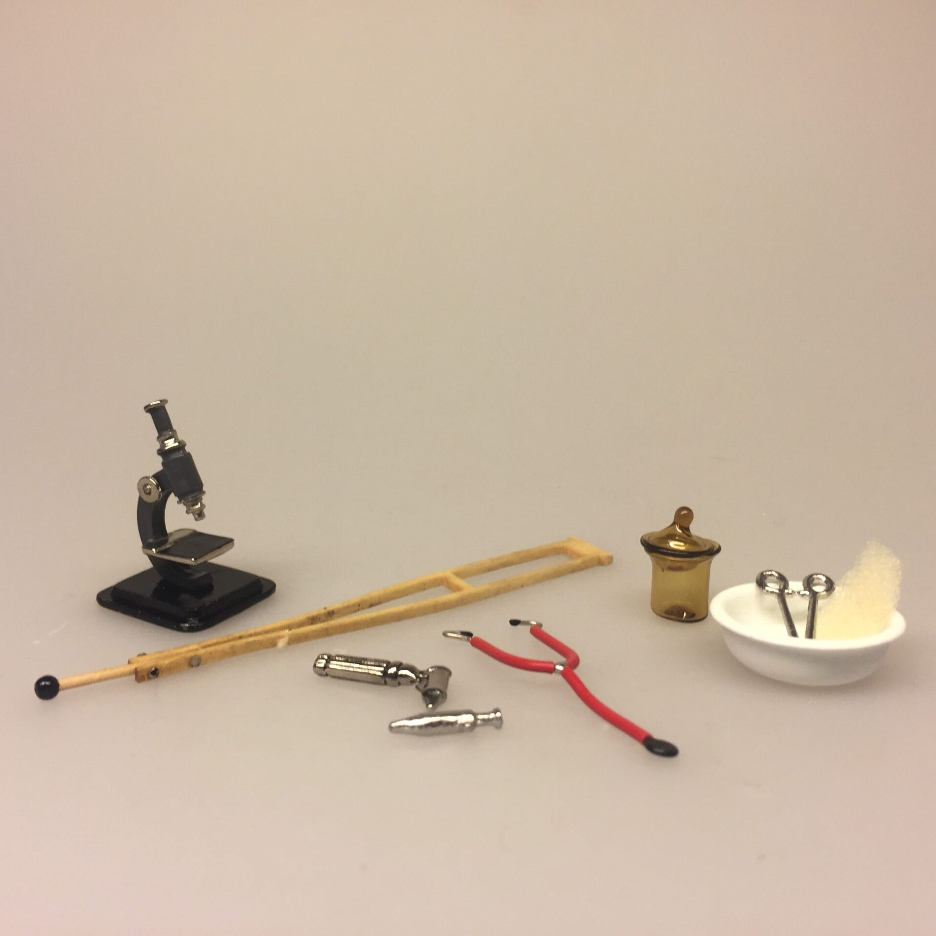 Miniature - hos Sygeplejersken, krykke, stetoskop, mikroskop, piller, pilleglas, lægen, læge, konsultation, sygepleje, sygeplejerske, medicin, praksis, kanyle, desinfektion, miniaturer, dukkehus, mini, skala 1:12, biti, ribe