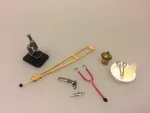 Miniature - hos Sygeplejersken, krykke, stetoskop, mikroskop, piller, pilleglas, lægen, læge, konsultation, sygepleje, sygeplejerske, medicin, praksis, kanyle, desinfektion, miniaturer, dukkehus, mini, skala 1:12, biti, ribe