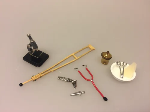 Miniature - hos Sygeplejersken, krykke, stetoskop, mikroskop, piller, pilleglas, lægen, læge, konsultation, sygepleje, sygeplejerske, medicin, praksis, kanyle, desinfektion, miniaturer, dukkehus, mini, skala 1:12, biti, ribe