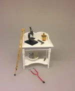 Miniature - hos Sygeplejersken, krykke, stetoskop, mikroskop, piller, pilleglas, lægen, læge, konsultation, sygepleje, sygeplejerske, medicin, praksis, kanyle, desinfektion, miniaturer, dukkehus, mini, skala 1:12, biti, ribe