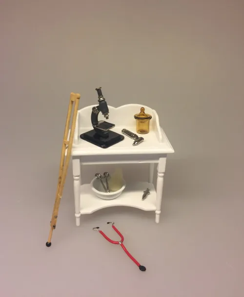 Miniature - hos Sygeplejersken, krykke, stetoskop, mikroskop, piller, pilleglas, lægen, læge, konsultation, sygepleje, sygeplejerske, medicin, praksis, kanyle, desinfektion, miniaturer, dukkehus, mini, skala 1:12, biti, ribe