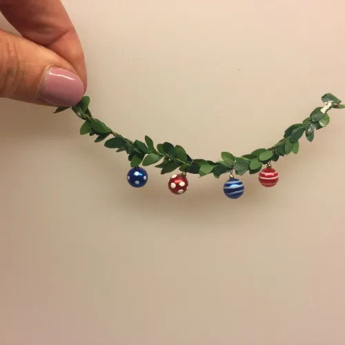 Miniature Guirlande grøn, Miniature julekugler - glaskugler med ophæng, julekugle, glaskugle, dukkehus, Miniature julepynt æske med julekugler, julepynt, glaskugler, æske, æske med julekugler, æske med glaskugler, glaskugler, dukkehus, dukkehusting, ting til, dukkehuset, miniaturer, nisserne, nissedør, nissebo, nissehus, julepynt, snelandskab, pynt, sætterkasse, sættekasseting, sætterkasseting, nisseting, nissetilbehør, biti, ribe