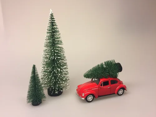 VW Folkevogn bobbel classic med juletræ på taget - Rød, vw, volkswagen, julebil, bil med grantræ, bil med juletræ, folkevogn med træ, folkevogn med juletræ, folkevogn med grantræ, driving home for christmas, driving home for xmas, julepynt, dekoration, stilleben, julebord, julen 2019, med granatræ på taget, bobbel, boble, bobble, nedgroet negl, asfalt bobbel, biti, ribe