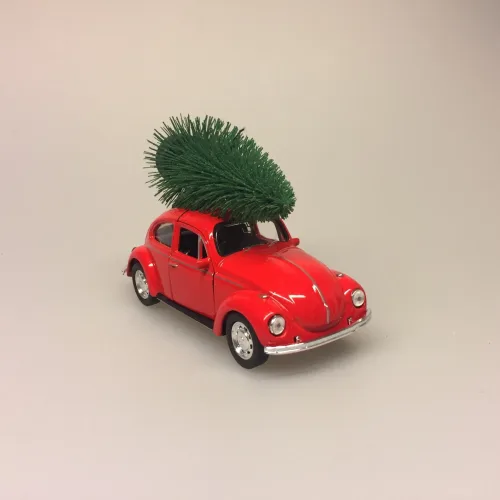 VW Folkevogn bobbel classic med juletræ på taget - Rød, vw, volkswagen, julebil, bil med grantræ, bil med juletræ, folkevogn med træ, folkevogn med juletræ, folkevogn med grantræ, driving home for christmas, driving home for xmas, julepynt, dekoration, stilleben, julebord, julen 2019, med granatræ på taget, bobbel, boble, bobble, nedgroet negl, asfalt bobbel, biti, ribe