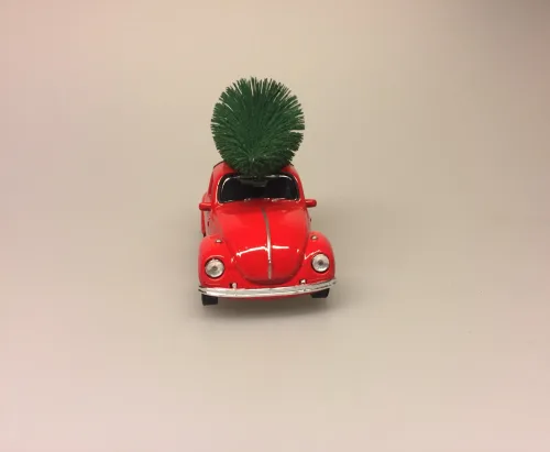 VW Folkevogn bobbel classic med juletræ på taget - Rød, vw, volkswagen, julebil, bil med grantræ, bil med juletræ, folkevogn med træ, folkevogn med juletræ, folkevogn med grantræ, driving home for christmas, driving home for xmas, julepynt, dekoration, stilleben, julebord, julen 2019, med granatræ på taget, bobbel, boble, bobble, nedgroet negl, asfalt bobbel, biti, ribe