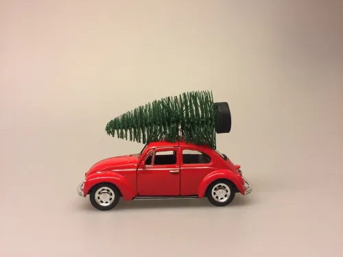VW Folkevogn bobbel classic med juletræ på taget - Rød, vw, volkswagen, julebil, bil med grantræ, bil med juletræ, folkevogn med træ, folkevogn med juletræ, folkevogn med grantræ, driving home for christmas, driving home for xmas, julepynt, dekoration, stilleben, julebord, julen 2019, med granatræ på taget, bobbel, boble, bobble, nedgroet negl, asfalt bobbel, biti, ribe
