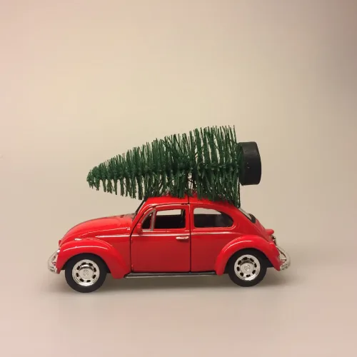 VW Folkevogn bobbel classic med juletræ på taget - Rød, vw, volkswagen, julebil, bil med grantræ, bil med juletræ, folkevogn med træ, folkevogn med juletræ, folkevogn med grantræ, driving home for christmas, driving home for xmas, julepynt, dekoration, stilleben, julebord, julen 2019, med granatræ på taget, bobbel, boble, bobble, nedgroet negl, asfalt bobbel, biti, ribe