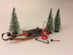 Miniature slæde af træ og læder, Miniature sav, Miniature økse, værktøj, have, træfældning, fælde juletræ, juletræ, skovhugger, fældselv, Miniature Lanterne rød. nisse, nisser, nisselygte, rød lanterne, rød lygte, nisseting, dukkehus, dukkehusting, til dukkehuset, mini, jule, julelygte, julelanterne. nissedør, til nisserne, til nissen, nissebo, nissehus, i skoven, skovnisse, julerød, jul i dukkehuset, sætterkasseting, sættekasse, sætterkasse, biti, ribe, Miniature økse, værktøj, have, træfældning, fælde juletræ, juletræ, skovhugger, fældselv, Miniature Lanterne rød. nisse, nisser, nisselygte, rød lanterne, rød lygte, nisseting, dukkehus, dukkehusting, til dukkehuset, mini, jule, julelygte, julelanterne. nissedør, til nisserne, til nissen, nissebo, nissehus, i skoven, skovnisse, julerød, jul i dukkehuset, sætterkasseting, sættekasse, sætterkasse, biti, ribe