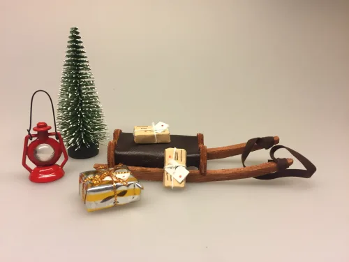 Miniature slæde af træ og læder, Miniature sav, Miniature økse, værktøj, have, træfældning, fælde juletræ, juletræ, skovhugger, fældselv, Miniature Lanterne rød. nisse, nisser, nisselygte, rød lanterne, rød lygte, nisseting, dukkehus, dukkehusting, til dukkehuset, mini, jule, julelygte, julelanterne. nissedør, til nisserne, til nissen, nissebo, nissehus, i skoven, skovnisse, julerød, jul i dukkehuset, sætterkasseting, sættekasse, sætterkasse, biti, ribe, Miniature økse, værktøj, have, træfældning, fælde juletræ, juletræ, skovhugger, fældselv, Miniature Lanterne rød. nisse, nisser, nisselygte, rød lanterne, rød lygte, nisseting, dukkehus, dukkehusting, til dukkehuset, mini, jule, julelygte, julelanterne. nissedør, til nisserne, til nissen, nissebo, nissehus, i skoven, skovnisse, julerød, jul i dukkehuset, sætterkasseting, sættekasse, sætterkasse, biti, ribe