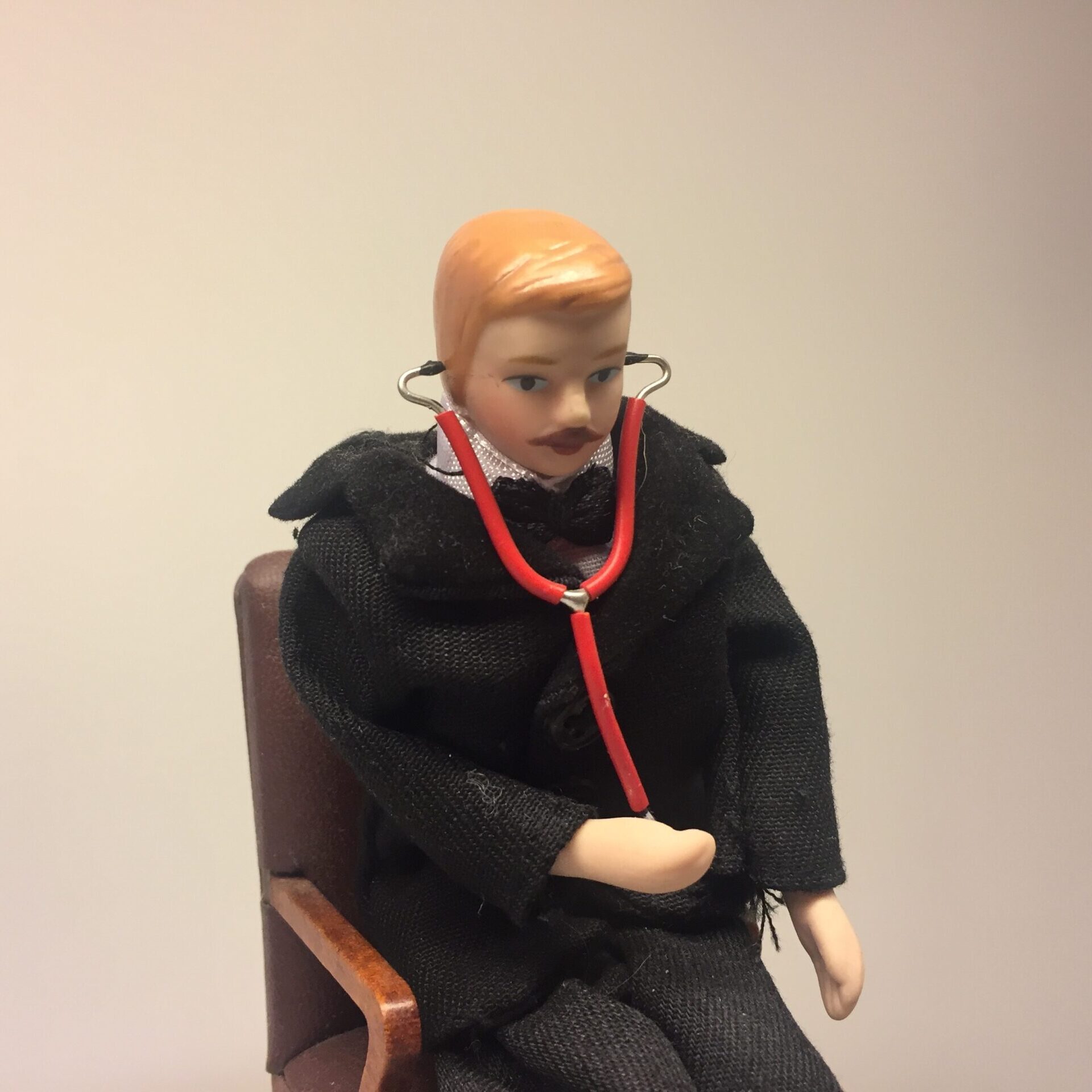 Dukke Mand i Sort Jakkesæt, Dukke Doktor Læge, dukkehus, dukkehusdukke, læge, doktor, mediciner, retsmediciner, lære, skolelærer, forsker, fotograf, gom, til dukkehuset, dukkehus størrelse, 1:12,