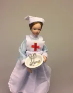 Dukke sygeplejerske, Krykke miniature, sygeplejerske, miniaturer, dukkehus, dukkehusting, til, sættekasse, sætterkasse, lille, bitte, sjove ting, medicin, læge, doktor, sygehus, brækket ben, forstuvet fod, ankel, medicin, apotek, biti, ribe
