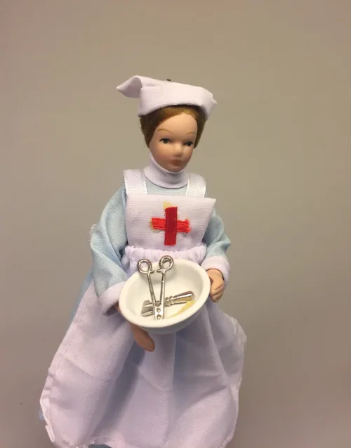 Dukke sygeplejerske, Krykke miniature, sygeplejerske, miniaturer, dukkehus, dukkehusting, til, sættekasse, sætterkasse, lille, bitte, sjove ting, medicin, læge, doktor, sygehus, brækket ben, forstuvet fod, ankel, medicin, apotek, biti, ribe