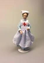 Dukke sygeplejerske, Krykke miniature, sygeplejerske, miniaturer, dukkehus, dukkehusting, til, sættekasse, sætterkasse, lille, bitte, sjove ting, medicin, læge, doktor, sygehus, brækket ben, forstuvet fod, ankel, medicin, apotek, biti, ribe