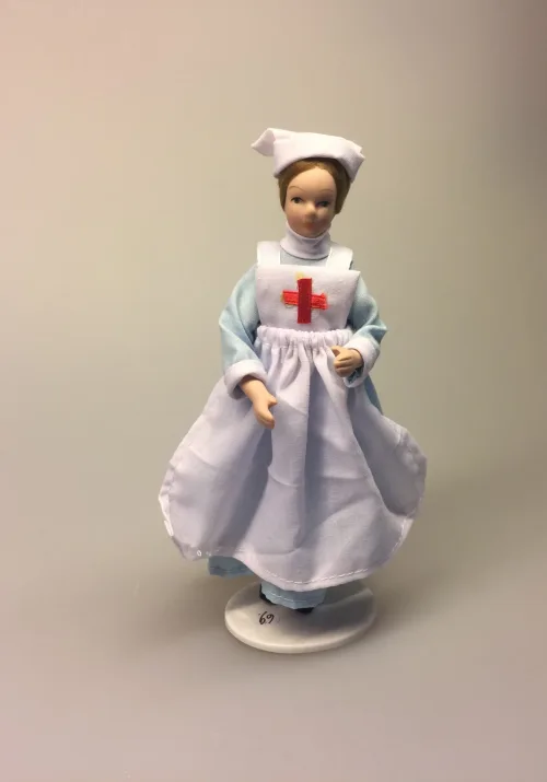 Dukke sygeplejerske, Krykke miniature, sygeplejerske, miniaturer, dukkehus, dukkehusting, til, sættekasse, sætterkasse, lille, bitte, sjove ting, medicin, læge, doktor, sygehus, brækket ben, forstuvet fod, ankel, medicin, apotek, biti, ribe