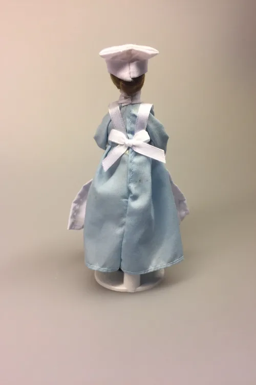 Dukke sygeplejerske, Krykke miniature, sygeplejerske, miniaturer, dukkehus, dukkehusting, til, sættekasse, sætterkasse, lille, bitte, sjove ting, medicin, læge, doktor, sygehus, brækket ben, forstuvet fod, ankel, medicin, apotek, biti, ribe