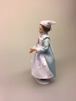 Dukke sygeplejerske, Krykke miniature, sygeplejerske, miniaturer, dukkehus, dukkehusting, til, sættekasse, sætterkasse, lille, bitte, sjove ting, medicin, læge, doktor, sygehus, brækket ben, forstuvet fod, ankel, medicin, apotek, biti, ribe
