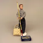 Dukke Mand - Tom i stribet skjorte, mand, mandedukke, dukkehusdukke, dukkehus, ting til, dukkehuset, 1:12, miniature, miniaturer, dukketing, sætterkasse, legetøj, mini, biti, ribe, tom jones, sangskjuler, efterløn, konfirmand, symbolsk, gave, eksamen, uddannet, færdig, phd, professor, lærer, læge, kontor, pension, tale, gave, personlig, sjov, figur, lystfisker, fisker,