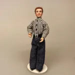 Dukke Mand - Tom i stribet skjorte, mand, mandedukke, dukkehusdukke, dukkehus, ting til, dukkehuset, 1:12, miniature, miniaturer, dukketing, sætterkasse, legetøj, mini, biti, ribe, tom jones, sangskjuler, efterløn, konfirmand, symbolsk, gave, eksamen, uddannet, færdig, phd, professor, lærer, læge, kontor, pension, tale, gave, personlig, sjov, figur
