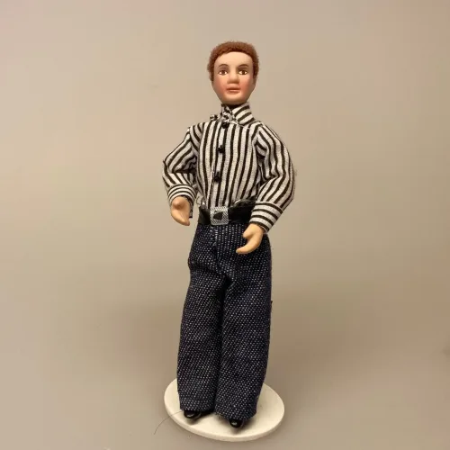 Dukke Mand - Tom i stribet skjorte, mand, mandedukke, dukkehusdukke, dukkehus, ting til, dukkehuset, 1:12, miniature, miniaturer, dukketing, sætterkasse, legetøj, mini, biti, ribe, tom jones, sangskjuler, efterløn, konfirmand, symbolsk, gave, eksamen, uddannet, færdig, phd, professor, lærer, læge, kontor, pension, tale, gave, personlig, sjov, figur