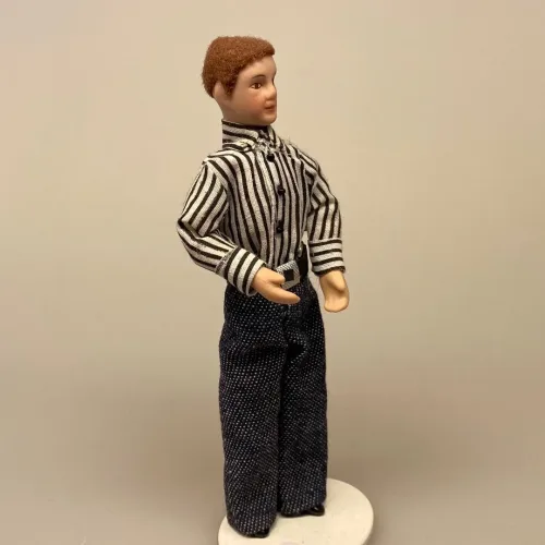 Dukke Mand - Tom i stribet skjorte, mand, mandedukke, dukkehusdukke, dukkehus, ting til, dukkehuset, 1:12, miniature, miniaturer, dukketing, sætterkasse, legetøj, mini, biti, ribe, tom jones, sangskjuler, efterløn, konfirmand, symbolsk, gave, eksamen, uddannet, færdig, phd, professor, lærer, læge, kontor, pension, tale, gave, personlig, sjov, figur