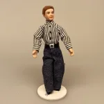 Dukke Mand - Tom i stribet skjorte, mand, mandedukke, dukkehusdukke, dukkehus, ting til, dukkehuset, 1:12, miniature, miniaturer, dukketing, sætterkasse, legetøj, mini, biti, ribe, tom jones, sangskjuler, efterløn, konfirmand, symbolsk, gave, eksamen, uddannet, færdig, phd, professor, lærer, læge, kontor, pension, tale, gave, personlig, sjov, figur