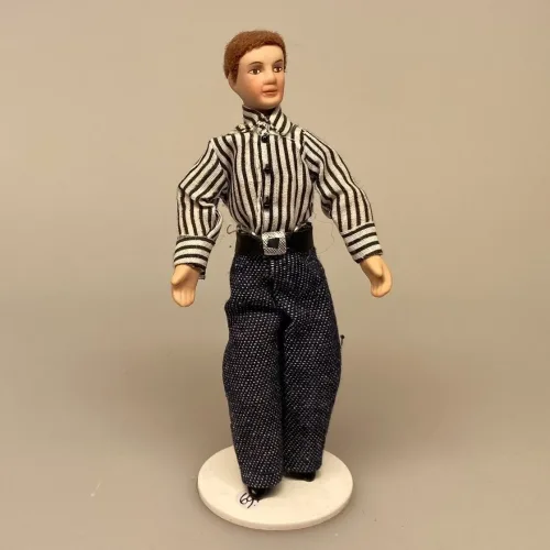 Dukke Mand - Tom i stribet skjorte, mand, mandedukke, dukkehusdukke, dukkehus, ting til, dukkehuset, 1:12, miniature, miniaturer, dukketing, sætterkasse, legetøj, mini, biti, ribe, tom jones, sangskjuler, efterløn, konfirmand, symbolsk, gave, eksamen, uddannet, færdig, phd, professor, lærer, læge, kontor, pension, tale, gave, personlig, sjov, figur