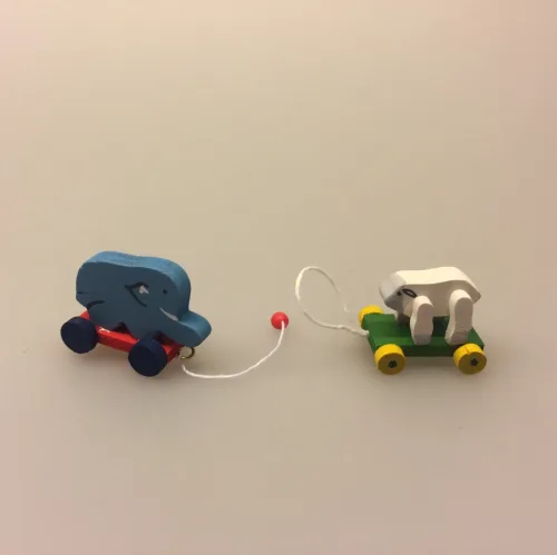 Miniature Trækdyr lam, Miniature Trækdyr elefant, bodil, lilleper, lille per, lille pers, elefant, trækelefant, snor, trædyr, dukkehus, legetøj, dukkehusting, miniaturer, mini, biti, ribe, nisserne, nissedør, nissehus, nissebo,
