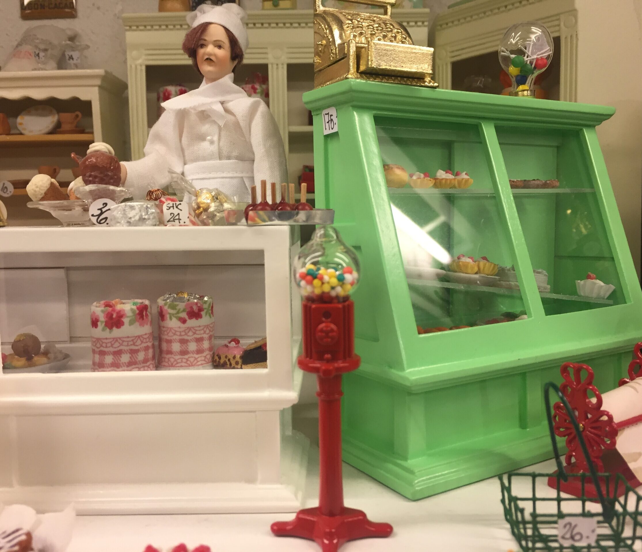 Miniature Tyggegummi automat på fod, slik, slik automat, tyggegummiautomat, bobletyggegummi, bublegum, fredagsslik, miniature, miniaturer, dukkehus, til dukkehuset, købmandsbutik, dukketing, dukketilbehør, dukkehustilbehør, 1:12, doll house, sætterkasse, sættekasseting, nisseting, nissetilbehør, nissedør, nissehus, nissebo, juen2019, biti, ribe, slikbutik, cafe,