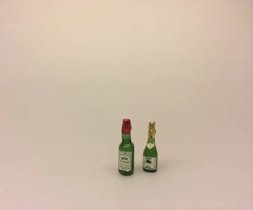Miniature Champagne i glasflaske, bobler, flaske bobler, boblevand, prosecco, spumante, frizzante, hvidvin, dukkehus, til dukkehuset, vinfestival, gavekort, vinbar, lækker, miniature, mini, 1:12, sættekasse, sangskjuler, nisseting, nisser, kigkasse, små ting, biti, ribe,Miniature Rødvin i glasflaske, Miniature Rødvin, Miniature Kasse med rødvin, rødvinsflasker, rødvin, vinkasse, vingave, gavekort, vinbar, dukkehusting, dukkehus, miniaturer, mini, 1:12, sættekasse, sætterkasse, ting til, dukkemad, legemad, mad til, biti, ribe