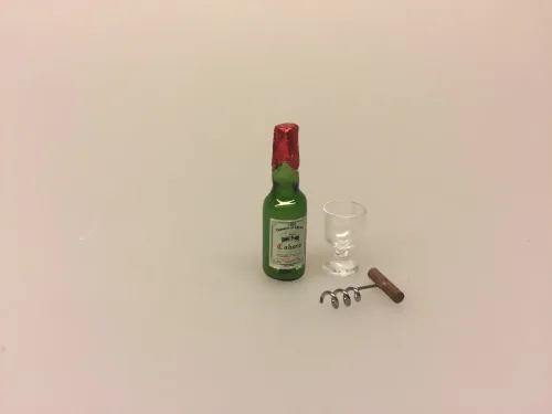 Miniature Rødvin i glasflaske, Miniature Rødvin, Miniature Kasse med rødvin, rødvinsflasker, rødvin, vinkasse, vingave, gavekort, vinbar, dukkehusting, dukkehus, miniaturer, mini, 1:12, sættekasse, sætterkasse, ting til, dukkemad, legemad, mad til, biti, ribe