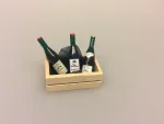 Miniature Kasse med rødvin, rødvinsflasker, rødvin, vinkasse, trækasse, vingave, gavekort, vinbar, dukkehusting, dukkehus, miniaturer, mini, 1:12, sættekasse, sætterkasse, ting til, dukkemad, legemad, mad til, biti, ribe