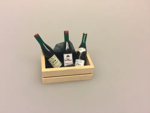 Miniature Kasse med rødvin, rødvinsflasker, rødvin, vinkasse, trækasse, vingave, gavekort, vinbar, dukkehusting, dukkehus, miniaturer, mini, 1:12, sættekasse, sætterkasse, ting til, dukkemad, legemad, mad til, biti, ribe