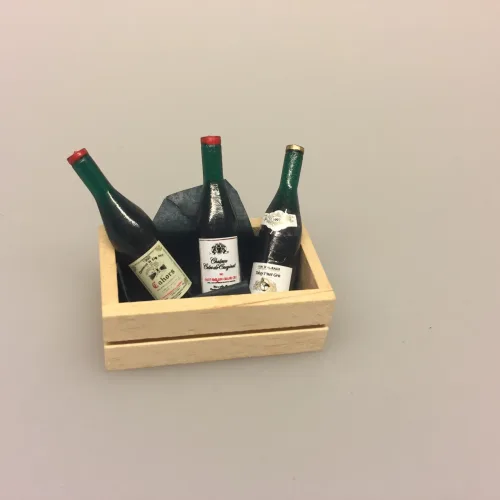 Miniature Kasse med rødvin, rødvinsflasker, rødvin, vinkasse, trækasse, vingave, gavekort, vinbar, dukkehusting, dukkehus, miniaturer, mini, 1:12, sættekasse, sætterkasse, ting til, dukkemad, legemad, mad til, biti, ribe