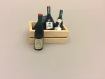 Miniature Kasse med rødvin, rødvinsflasker, rødvin, vinkasse, trækasse, vingave, gavekort, vinbar, dukkehusting, dukkehus, miniaturer, mini, 1:12, sættekasse, sætterkasse, ting til, dukkemad, legemad, mad til, biti, ribe