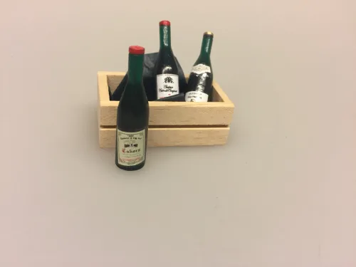 Miniature Kasse med rødvin, rødvinsflasker, rødvin, vinkasse, trækasse, vingave, gavekort, vinbar, dukkehusting, dukkehus, miniaturer, mini, 1:12, sættekasse, sætterkasse, ting til, dukkemad, legemad, mad til, biti, ribe