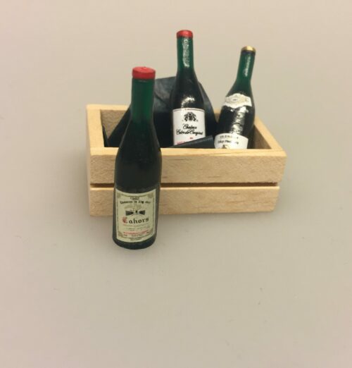 Miniature Kasse med rødvin, rødvinsflasker, rødvin, vinkasse, trækasse, vingave, gavekort, vinbar, dukkehusting, dukkehus, miniaturer, mini, 1:12, sættekasse, sætterkasse, ting til, dukkemad, legemad, mad til, biti, ribe