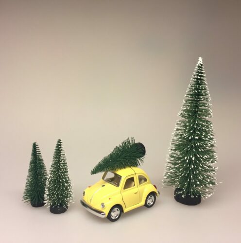 VW Folkevogn Bobble med juletræ lille Lysegul, vw, folkevogn, bobbel, bobble, folkevognsbobbel, julebil, driving home for christmas, juletræ på taget, juletræ, grantræ, grantræ på taget, bil med juletræ, juletræsbil, juledekoration, julestilleben, bil med grantræ, biti, ribe, pastelfarvet, pastelgul