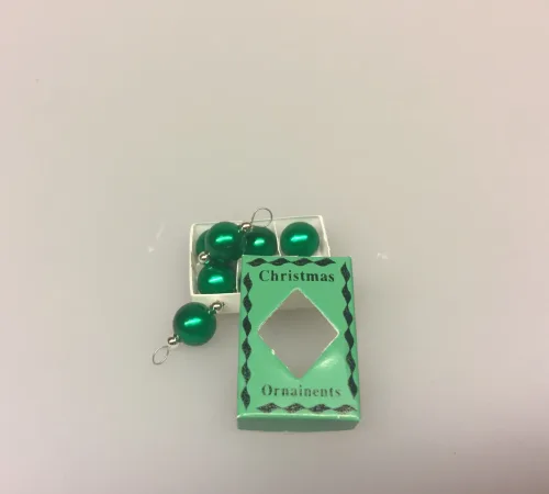 Miniature julepynt æske med julekugler, julepynt, glaskugler, æske, æske med julekugler, æske med glaskugler, glaskugler, dukkehus, dukkehusting, ting til, dukkehuset, miniaturer, nisserne, nissedør, nissebo, nissehus, julepynt, snelandskab, pynt, sætterkasse, sættekasseting, sætterkasseting, nisseting, nissetilbehør, biti, ribe