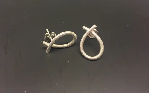 Ørestikkere Børstet sølv lille, loops, stikkere, øresticks, øreringe, ørehængere, ægte, sterlingsølv, kraftige, kvalitet, flotte, dulong, marianne, marianne dulong, susanne, friis, bjørner, biti, ribe, smykke, ørenringe, øresmykker, børstet, mat, moderne, smarte, sløjfe, sløjfer, bow,